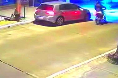 Audaz ataque de motochorros: detectaron a la victima y lo sorprendieron al llegar en contramano
