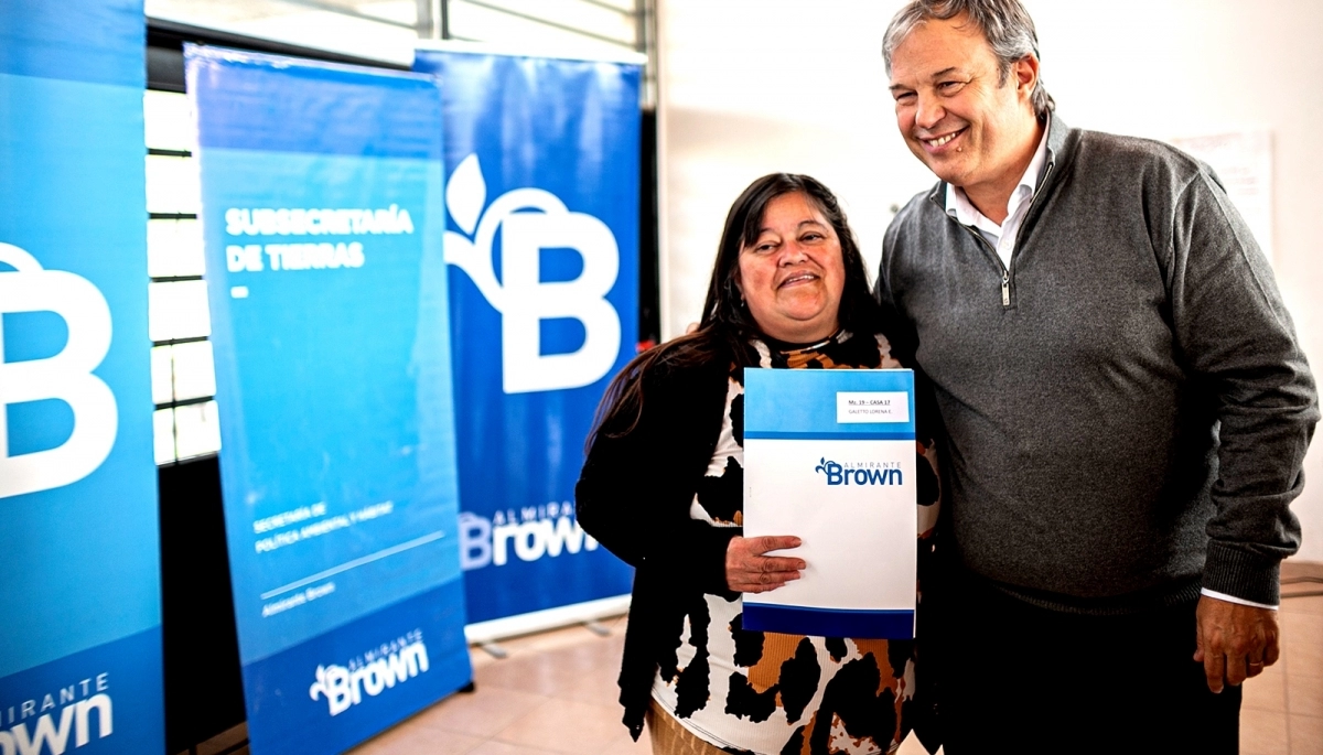 En un emotivo acto, Cascallares entregó adjudicaciones de viviendas a familias relocalizadas en barrio lindo