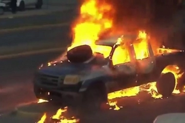 Tres de Febrero azotado por la inseguridad: asesinato de un delivery provocó que compañeros incendien un patrullero