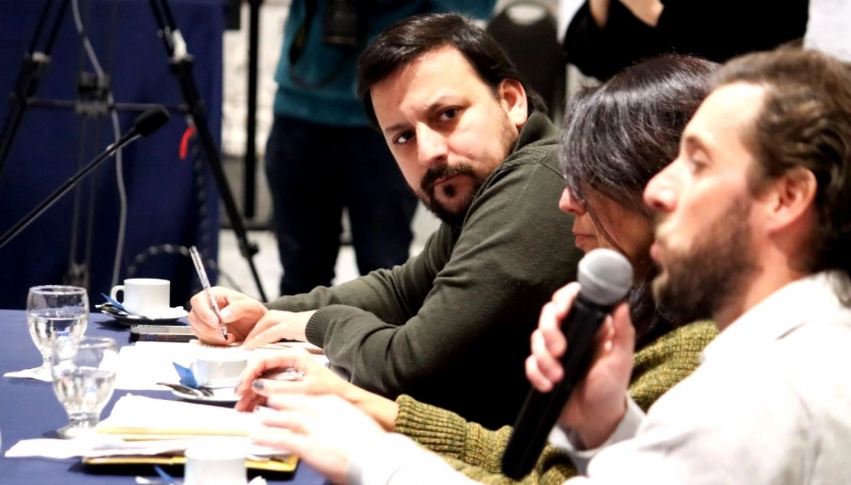 Expertos avalaron el proyecto que busca limitar el uso de celulares en escuelas primarias