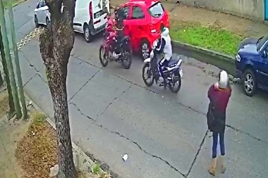 Motochorros armados robaron una moto al mediodía y a metros de una escuela de San Martín