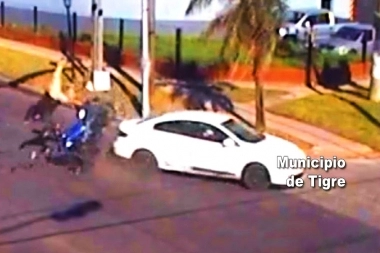 Un motoquero voló sobre un automóvil durante un tremendo choque en Don Torcuato