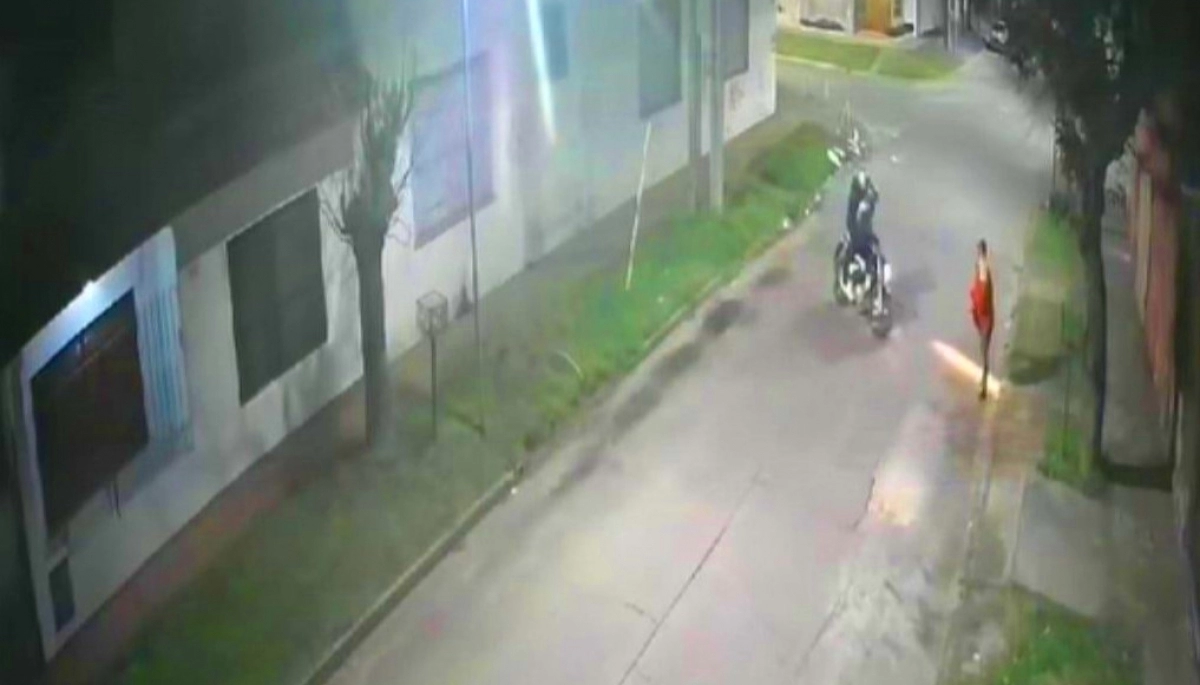 Motochorros en Quilmes: en la misma calle y en 24 horas, asaltaron a dos hombres y uno acabó descalzo