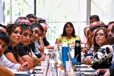 Gremios docentes y estatales presionan a Kicillof por una nueva convocatoria paritaria