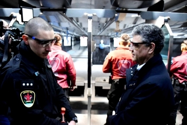 Cómo funcionan las pistolas BYRNA, las nuevas armas de letalidad reducida que sumó la Policía de la Ciudad