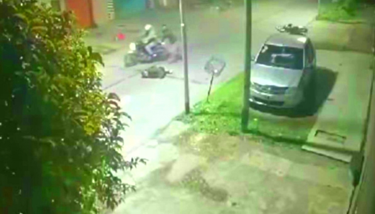 Motochorros en Avellaneda: persiguieron y empujaron a delivery que perdió el control del rodado y chocó con un poste