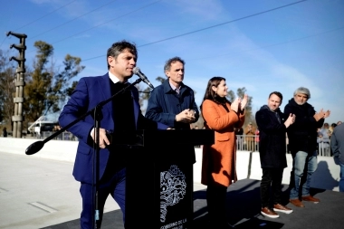 Kicillof inauguró una obra en el Conurbano: tildó de estafa electoral a Milei y lo desafió por los recursos