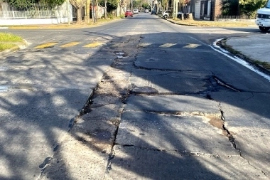 Muchos anuncios, pocas obras: vecinos apuntan contra Álvarez por el estado de las calles de Lanús