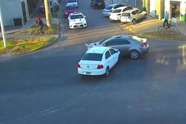 Pudo ser una tragedia: chocó y salió disparado hacia la esquina donde estaba un ciclista