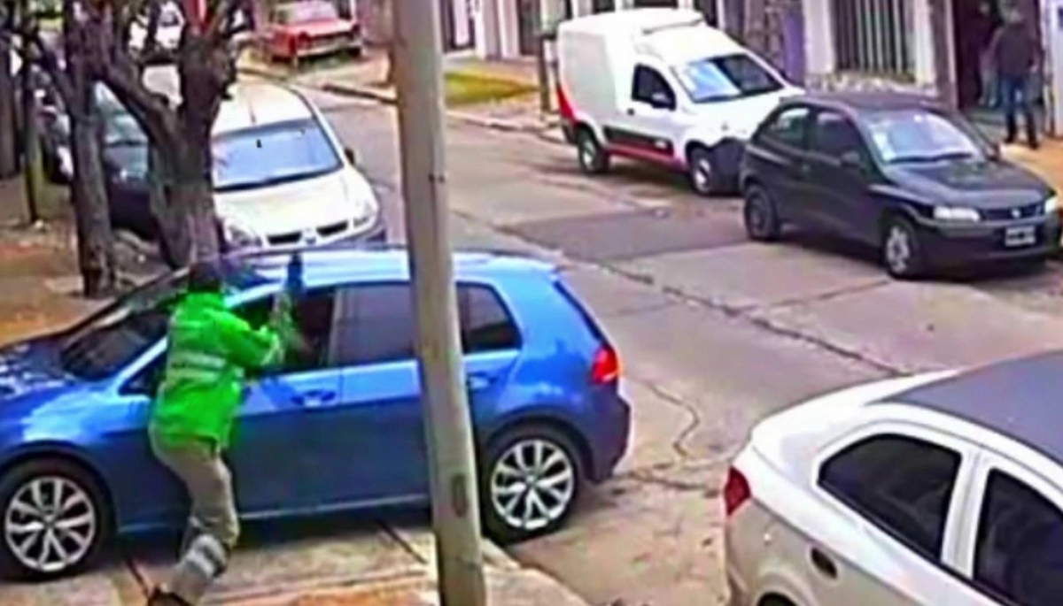 Llegó al vuelo como Harry Potter y echó a dos ladrones con escobazos