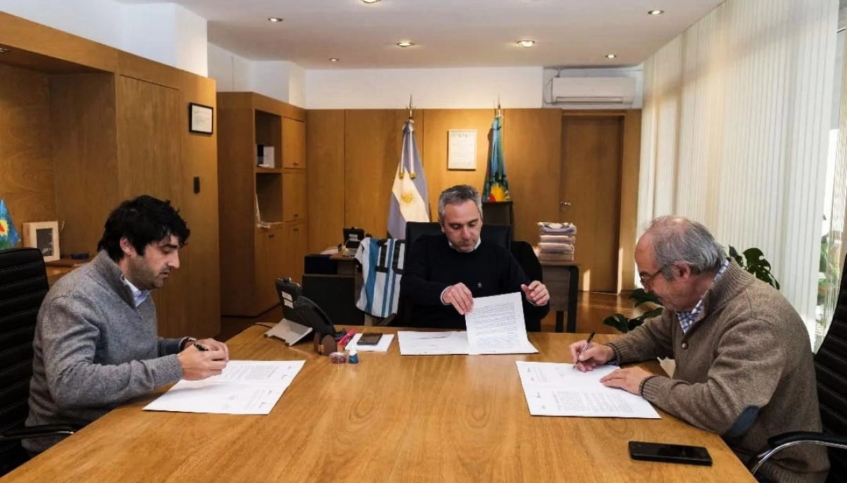 Tapalqué firmó un convenio con la Provincia para mejorar la asistencia comunitaria