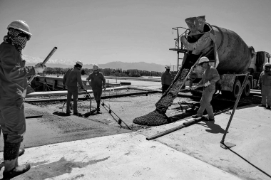 A espaldas de Kicillof, un grupo de intendentes negocia con Milei el traspaso de obras