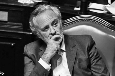 ¿Se va o se queda? De la Torre sigue en duda sobre si abandona a los libertarios en el Senado bonaerense