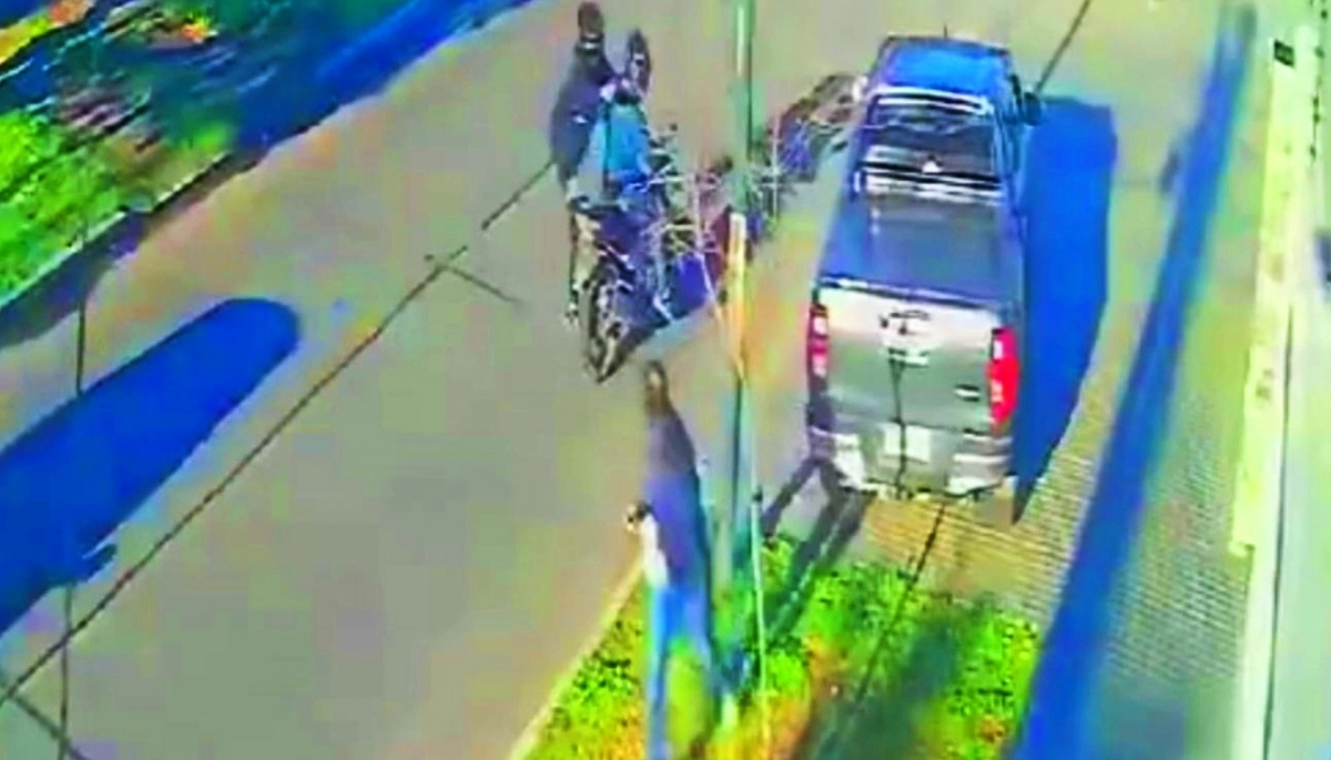 Motochorros armados le apuntaron a la cabeza cuando descendió de la camioneta