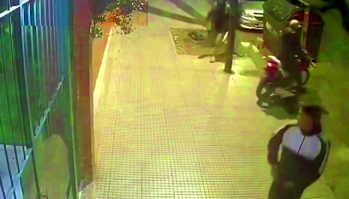 En transitada calle de la Ciudad y a cara descubierta, cortaron la linga y se llevaron la moto