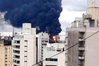 ¡Alarma! Fuego y humo negro en la destilería de YPF de La Plata