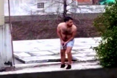 En calzoncillos y medias, subió a la terraza y disparó a un ladrón que se dio a la fuga