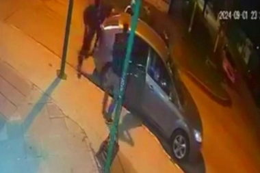 En segundos y con la modalidad piraña, le robaron el auto
