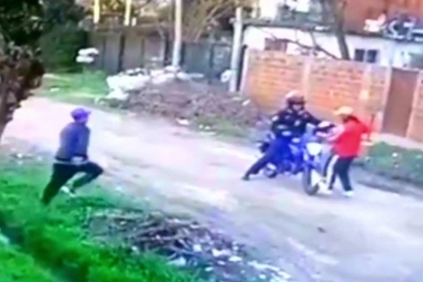 Con una lanza, rescató a un moto remisero que fue emboscado por salvajes ladrones