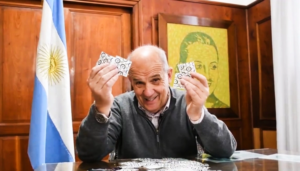 “Esto son”: Zurro comparó a los diputados que fueron al asado de Milei con preservativos