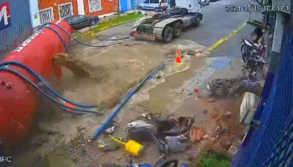 Camión atmosférico que tuvo un desperfecto mecánico, chocó, volcó y derramó la carga