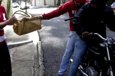 Adulta mayor sufrió graves golpes en la cara durante un ataque de motochorros