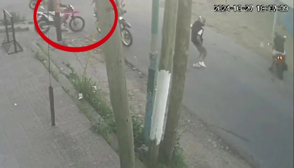 Motochorros pirañas: media docena de delincuentes asaltaron a un motoquero y le arrebataron el vehículo