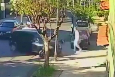 Lo durmió: se distrajo con el celular y un ladrón le robó el auto que dejó en marcha