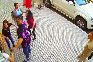 ¿Travesura o mal enseñado? Niño arrebató juguetes de un comercio y desató una violenta pelea