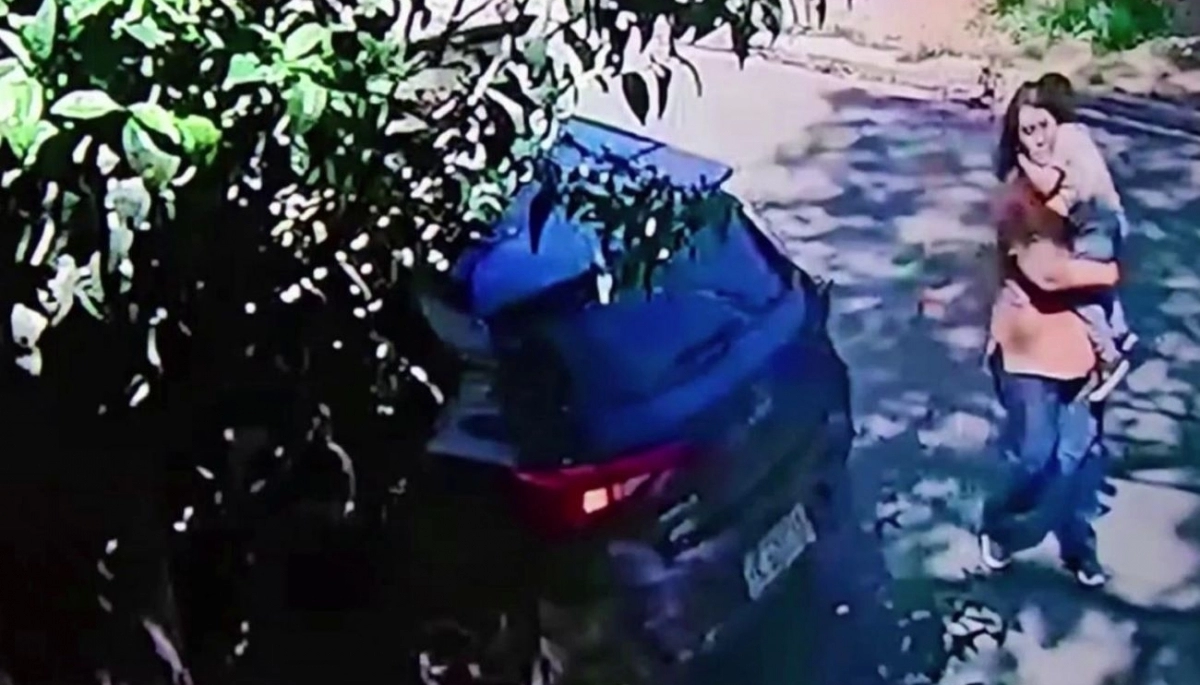 Unidas por el espanto: mujeres se encontraron tras ser atacadas por banda de roba autos