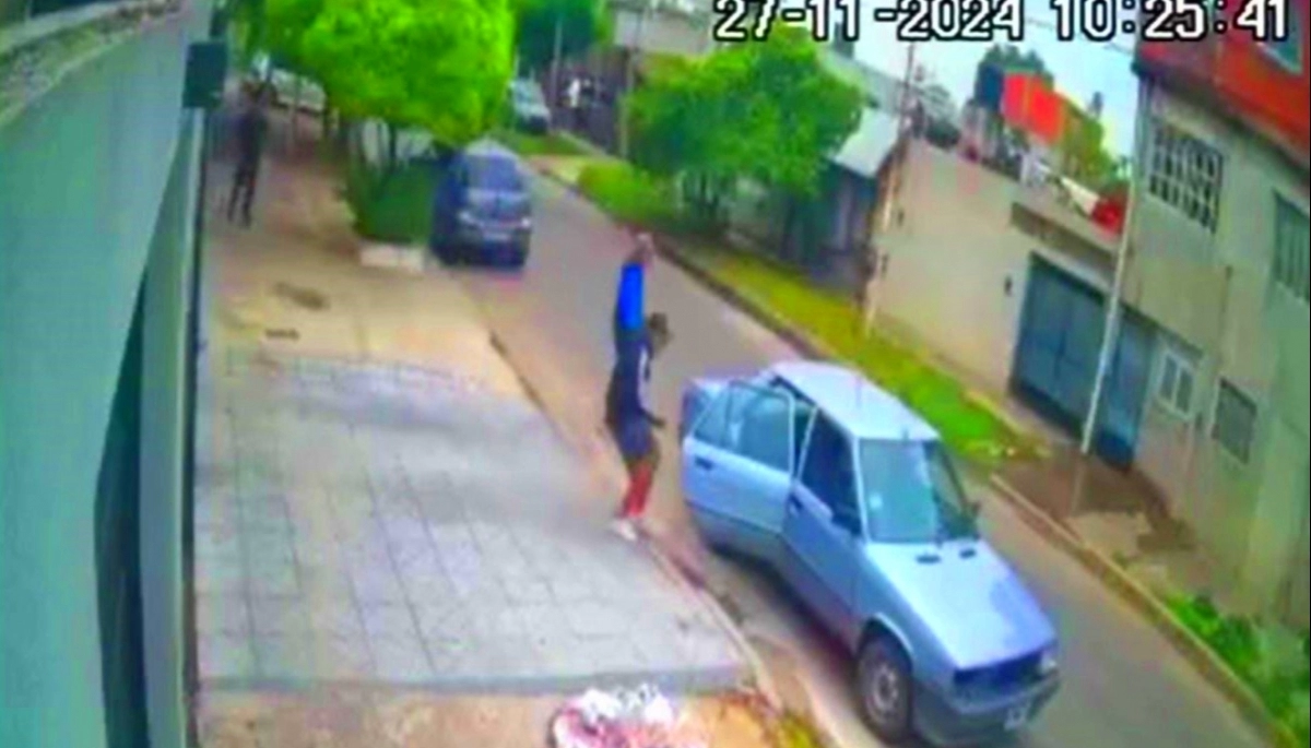 Salió a hacer diligencias por trabajo y dos violentos lo sometieron a un bolsiqueo feroz