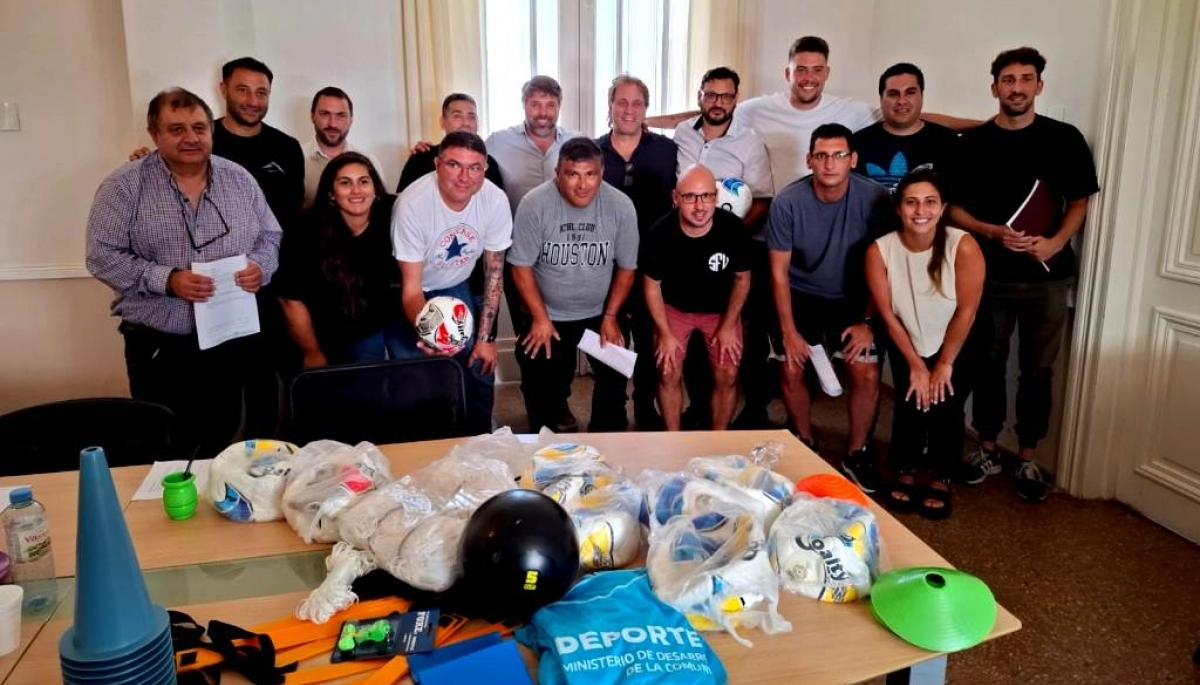 Hourcade participó en la entrega de material deportivo a los clubes locales de Magdalena