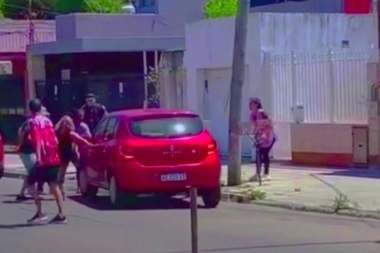 Inseguridad en Tres de Febrero: robó un auto delante de cuatro policías que lo tenían en la línea de fuego