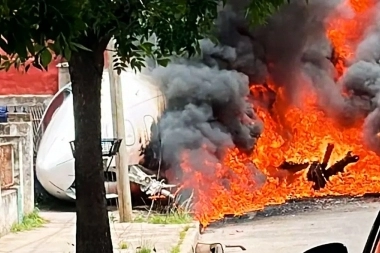 Un avión privado se despistó y chocó frente a una casa a las afueras del Aeropuerto de San Fernando