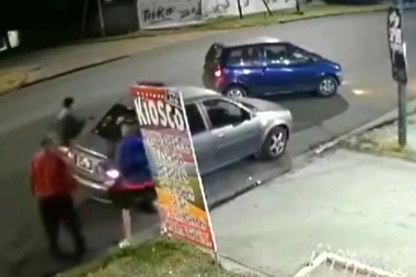 Inseguridad en Quilmes: veloces para el mal, en 15 segundos robaron un auto a punta de pistola
