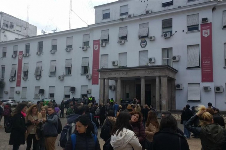 Evacuaron la Municipalidad de Morón y 15 colegios del distrito por amenazas de bomba