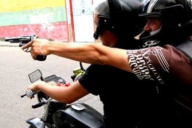 Motoquero escapó de ladrones que lo persiguieron varias cuadras y a los tiros