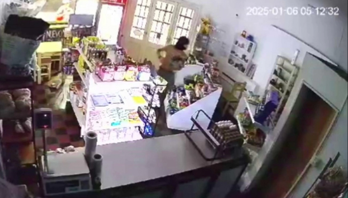 Buscan a un sujeto que destrozó una vidriera para robar un almacén en Chacabuco