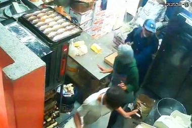 Motochorros con bajón fueron a la panadería, se llevaron dos roscas de Reyes y la recaudación