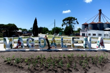 Magdalena inauguró el nuevo cartel de la rotonda de acceso al distrito
