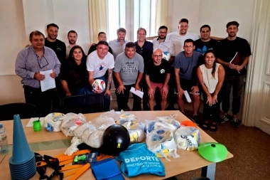 Hourcade participó en la entrega de material deportivo a los clubes locales de Magdalena