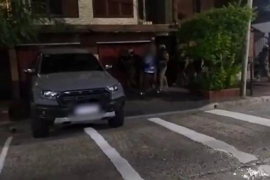 Con un perro como cómplice, padre e hijo habrían robado un camión en Belgrano