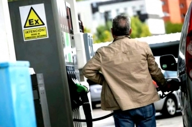 Milei oficializó el autoservicio de combustibles: ¿tendrá vigencia en la provincia de Buenos Aires?