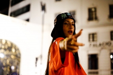 Rouse Bby presenta su más reciente sencillo titulado "UF!", un giro explosivo al drill