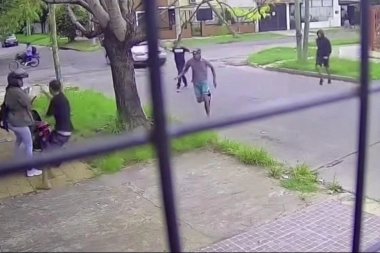 Conurbano desolador: varios jóvenes asaltaron a una motoquera con la "modalidad piraña"