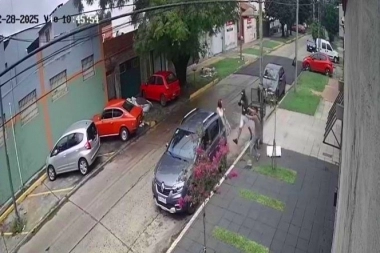 Conurbano descontrolado: cargaba la camioneta con calma y veloces delincuentes la dejaron a pie