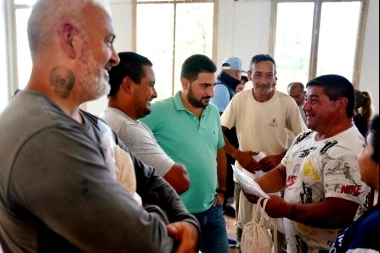 25 de Mayo: Egüen entregó kits escolares y guardapolvos para los hijos de los trabajadores municipales