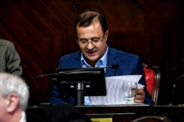 Senador bonaerense afirmó que el ajuste de Kicillof en la Provincia “compite” con el de Milei