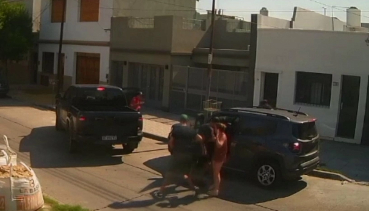 Conurbano descontrolado: estacionó y cinco adolescentes fuertemente armados le robaron todo