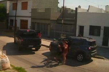 Conurbano descontrolado: estacionó y cinco adolescentes fuertemente armados le robaron todo